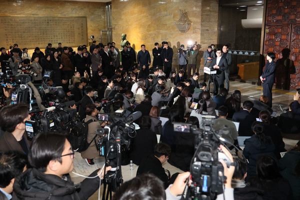 ▲ 윤석열 대통령 탄핵안이 가결된 14일 오후 서울 여의도 국회 로텐더홀에서 한동훈 국민의힘 대표가 의원총회를 마치고 취재진 질의에 답하고 있다. /뉴시스