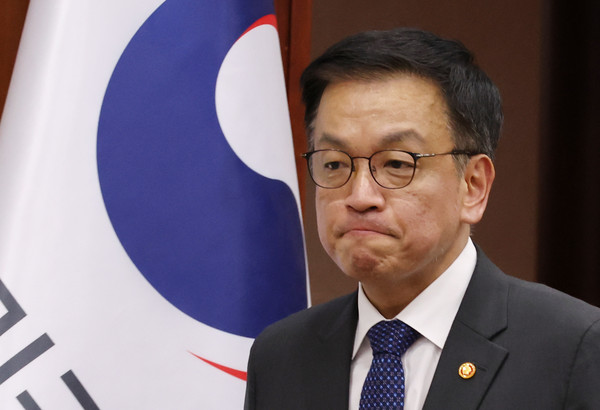 ▲ 긴급경제관계장관회의 참석하는 최상목 부총리. /뉴시스