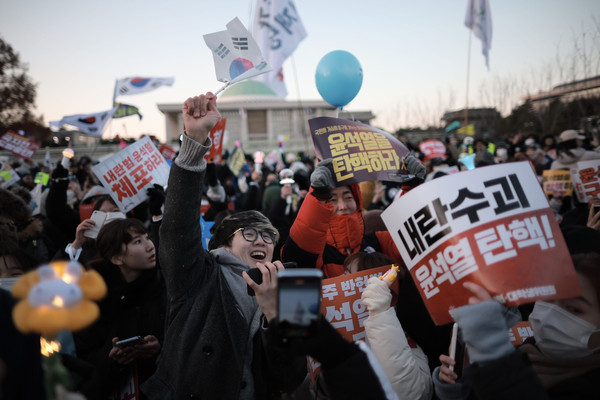 ▲ 윤석열 대통령 탄핵소추안이 가결된 지난 14일 서울 영등포구 국회 앞에서 열린 '내란수괴 윤석열 즉각탄핵' 범국민 촛불대행진에서 시민들이 환호하고 있다. /뉴시스