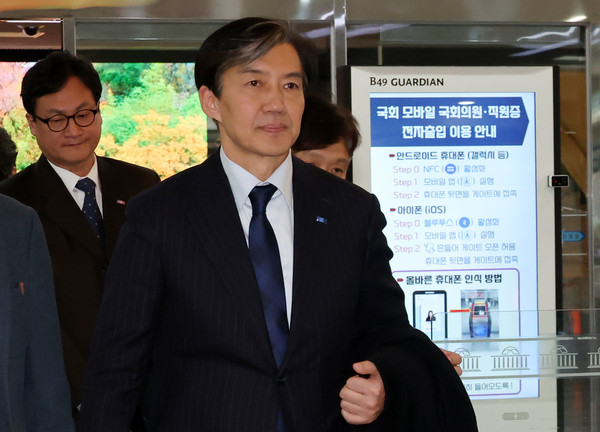 ▲ 대법원에서 자녀 입시비리 등 혐의로 징역 2년 실형을 선고 받은 조국 조국혁신당 전 대표가 12일 오후 서울 여의도 국회 본청을 나서고 있다. /뉴시스