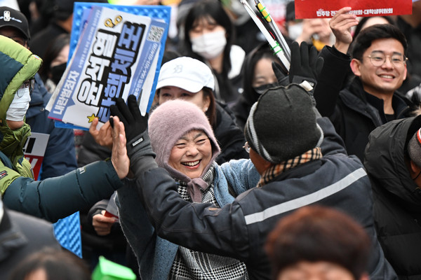 ▲ 윤석열 대통령 탄핵소추안 2차 표결이 이뤄지는 지난 14일 오후 광주 동구 금남로 '제6차 광주시민 총궐기대회'에 참가한 시민들이 탄핵안 가결 소식이 전해지자 기뻐하고 있다. /뉴시스