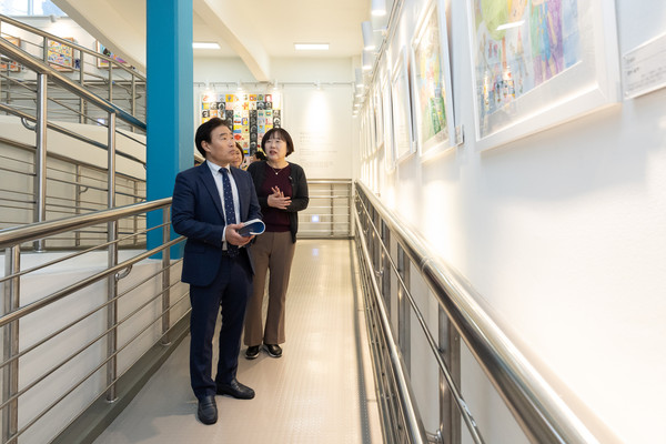 ▲ 제2회 갤러리 비상 미술공모전 전시회 관람하는 김운남 의장.