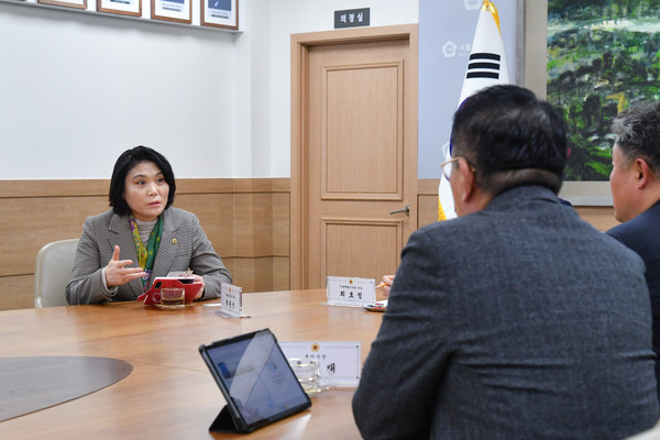 ▲ 친환경정비사업과 관련해 의견을 전달하는 박춘선 시의원.