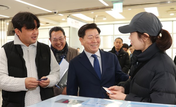 ▲ 박승원 광명시장(사진 가운데)이 KTX광명역 도심공항터미널 재개장 후 첫 번째 이용자와 인사를 나누고 있다.