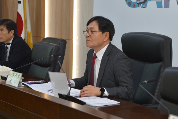 ▲ 박용철 강화군수가 공약사항 세부실천계획 보고회를 주재하고 있다.