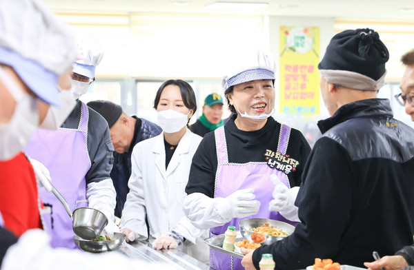 ▲ 노인복지관서 배식봉사를 실시하고 있는 신계용 과천시장.