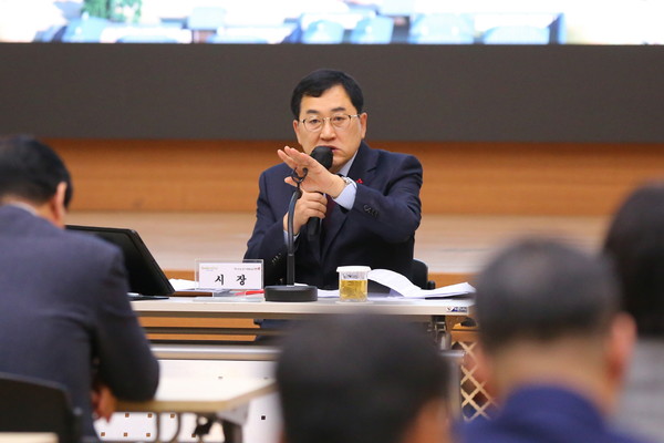 ▲ 주낙영 경주시장이 16일 청내 알천홀에서 최근 혼란한 정국 속 지역 경제 안정과 활성화를 위해 긴급 민생안정 종합대책 회의를 주재하고 있다.