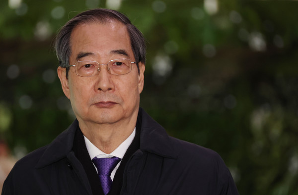 ▲ 정부서울청사 나서는 한덕수 대통령 권한대행. /뉴시스