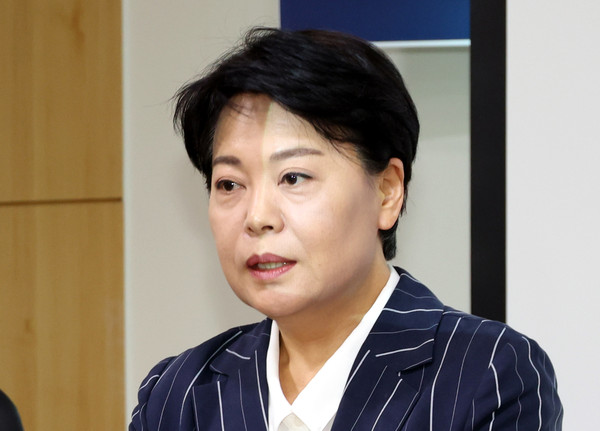 ▲ 윤희숙 전 국민의힘 의원이 6일 오전 서울 여의도 국회 의원회관 간담회의실에서 국민의힘 3040세대 모임 ‘첫목회’ 회원들을 대상으로 연금개혁과 관련한 강연을 하고 있다. /뉴시스
