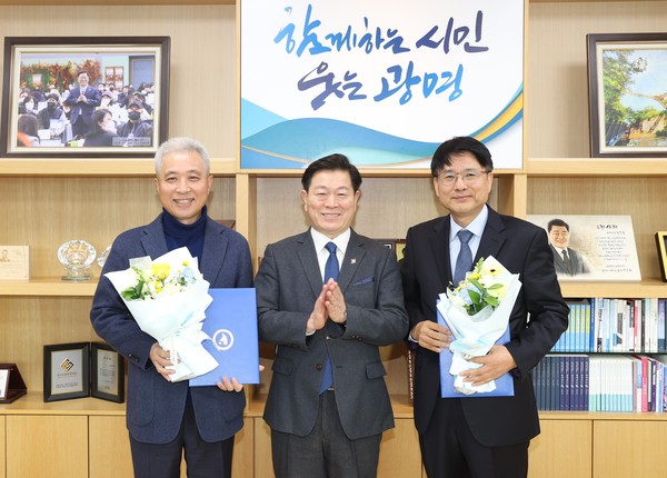 ▲ (왼쪽부터) 곽상욱 위원, 박승원 광명시장, 정등조 위원.