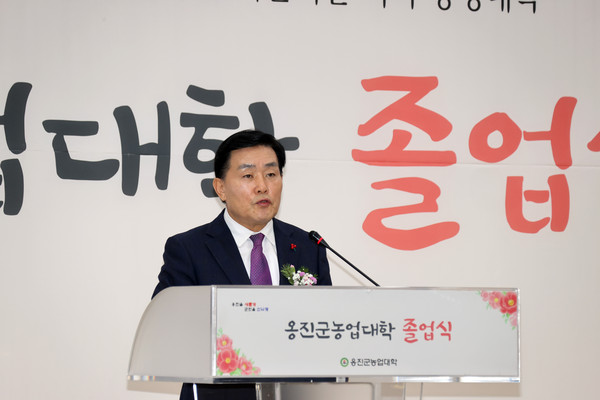 ▲ 문경복 옹진군수가 제9기 옹진군농업대학 졸업식에서 축사를 하고 있다.