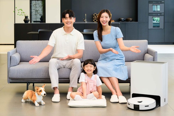▲ 삼성전자 모델이 비스포크 AI 스팀을 소개하고 있다. /뉴시스