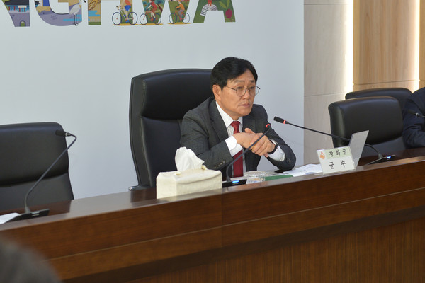 ▲ 박용철 강화군수가 '탄소중립·녹색성장 기본계획 수립 용역 최종보고회'를 주재하고 있다.