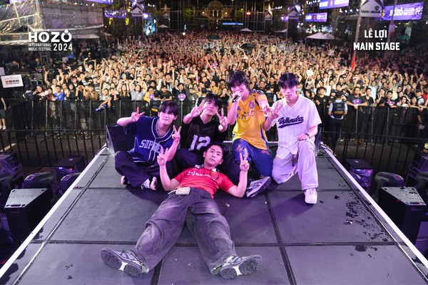 ▲ ‘캔트비블루’가 15일 베트남 ‘호조 뮤직 페스티벌’에서 공연을 마치고 기념촬영하고 있다.
