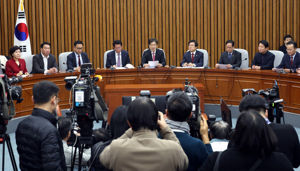 ▲ 권성동 당 대표 권한대행 겸 원내대표가 17일 오전 서울 여의도 국회에서 열린 원내대책회의에서 발언을 하고 있다. /뉴시스