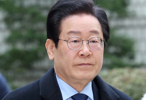 ▲ 이재명 더불어민주당 대표가 17일 오전 서울 서초구 서울중앙지방법원에서 열린 ‘대장동 배임 및 성남FC 뇌물 의혹’ 관련 60차 공판에 출석하고 있다. 	/뉴시스