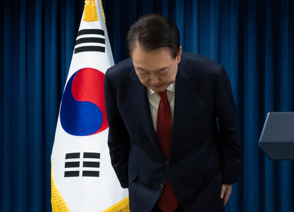 ▲ 윤석열 대통령이 지난 7일 서울 용산 대통령실 청사에서 국회 본회의 대통령 탄핵소추안 표결을 앞두고 대국민 담화를 발표하며 고개 숙여 사과하고 있다. (사진=대통령실 제공) /뉴시스