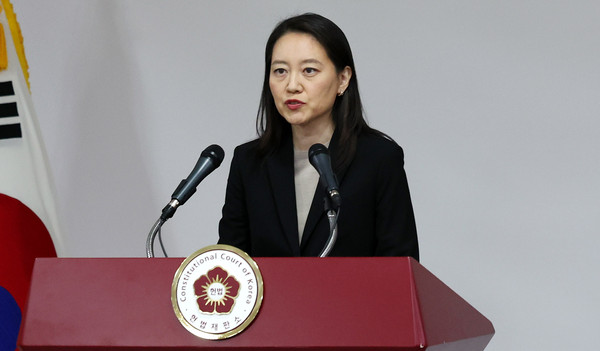 ▲ 이진 헌법재판소 공보관이 지난 16일 오후 서울 종로구 헌법재판소에서 '윤석열 대통령 탄핵심판 사건'과 관련 브리핑을 하고 있다. /뉴시스