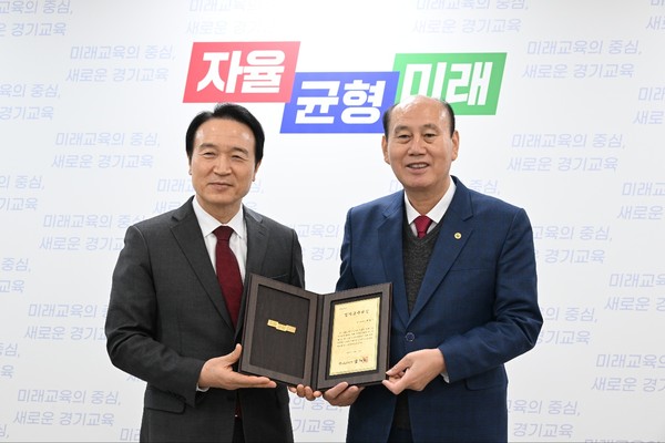 ▲ 박형덕 동두천시장(오른쪽) 제40회 경기교육대상 교육협력분야 표창 수상 모습.