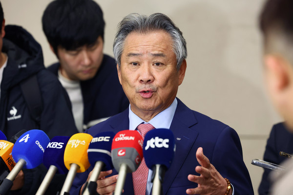 ▲ 이기흥 대한체육회장이 지난 13일 오후 인천국제공항 제2여객터미널에서 취재진 질문에 답변하고 있다. /뉴시스