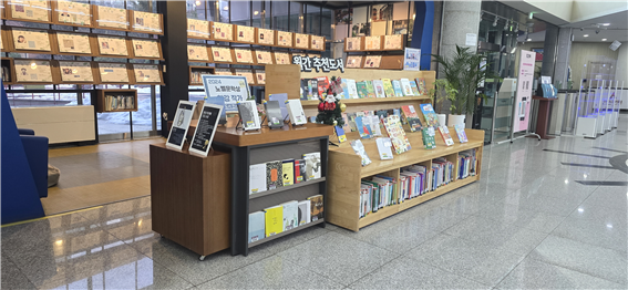 ▲ 군포시 중앙도서관 1층 테마코너.