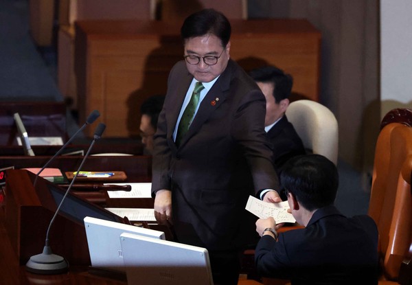 ▲ 윤석열 대통령 탄핵 투표 결과지 전달받는 우원식 국회의장. /뉴시스