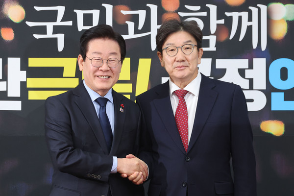 ▲ 이재명 더불어민주당 대표가 18일 오전 서울 여의도 국회에서 권성동 국민의힘 당대표 권한대행 겸 원내대표를 접견하고 있다. /뉴시스