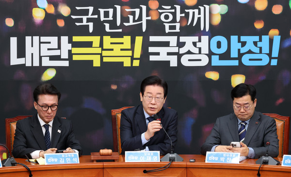 ▲ 이재명(가운데) 더불어민주당 대표가 18일 오전 서울 여의도 국회에서 열린 최고위원회의에서 발언하고 있다. /뉴시스