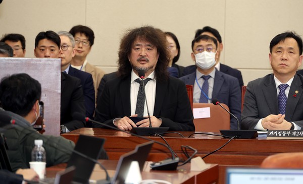 ▲ 방송인 김어준 씨가 지난 13일 오후 서울 여의도 국회 과학기술정보방송통신위원회에서 열린 계엄관련 현안질의에서 참고인으로 출석해 증언을 하고 있다. /뉴시스