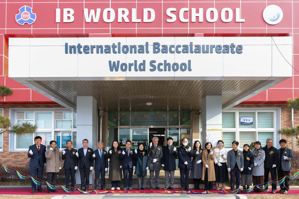 ▲ 국제바칼로레아(International Baccalaureate, IB) 인증을 받은 만선초등학교를 찾아 소통의 시간 가진 허경행 의장과 교육공동체 구성원들.