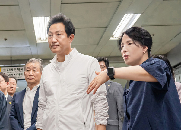 ▲ 지난해 서울시장과 강동구청장 길동역 현장 점검 나선 이수희 강동구청장.