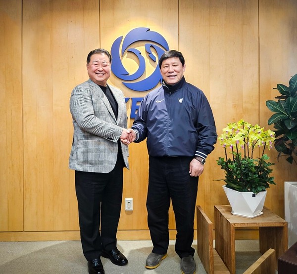 ▲ 김경일 파주시장(왼쪽)과 허구연 한국야구위원회 총재(오른쪽).