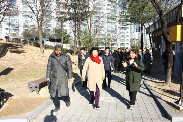 ▲ 무장애나눔길 걷기 체험을 진행하고 있는 김경희 이천시장(가운데).