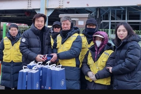 ▲ 광명도시공사, 공영주차장 주차관리원 격려품 전달 모습.