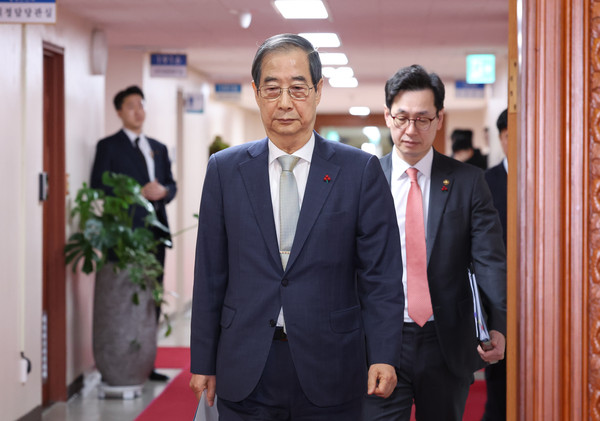 ▲ 한덕수 대통령 권한대행 국무총리가 임시 국무회의에 입장하고 있다. /뉴시스