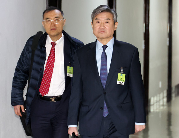 ▲ 조태용(오른쪽) 국가정보원장이 19일 오전 서울 여의도 국회에서 신성범 정보위원장 등 여당 의원들과 간담회를 하기 위해 이동하고 있다. 왼쪽은 황원진 2차장. /뉴시스