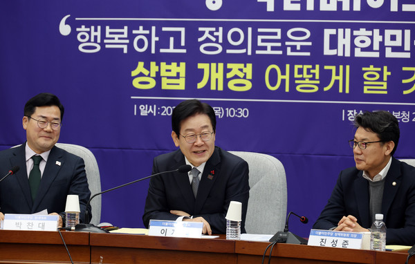 ▲ 이재명 더불어민주당 대표가 19일 서울 여의도 국회에서 열린 민주당 정책 디베이트Ⅱ '행복하고 정의로운 대한민국, 상법 개정 어떻게 할 것인가?' 토론회에서 발언하고 있다. /뉴시스