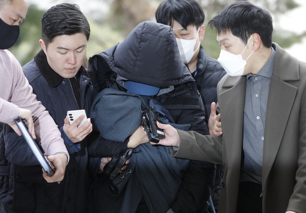 ▲ 서울 강남 소재 유흥업소 여실장과 함께 배우 고(故) 이선균(48)씨를 협박, 금품을 갈취한 혐의로 사전 구속영장이 청구된 20대 여성이 지난해 12월 28일 오후 인천 미추홀구 인천지법에서 구속 전 피의자 심문(영장실질심사)에 출석하기 위해 이동하고 있다. /뉴시스