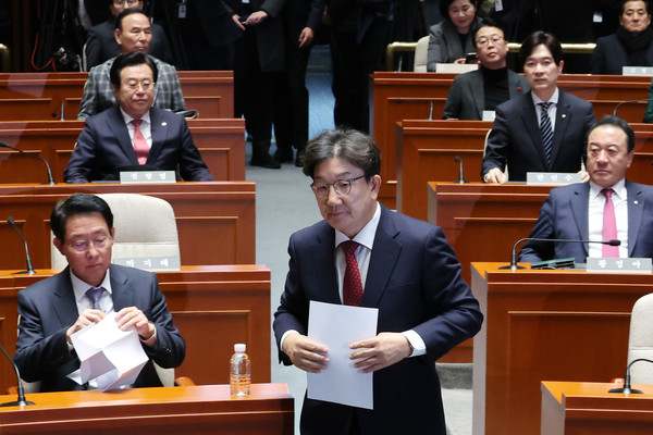 ▲ 권성동(가운데) 국민의힘 당 대표 권한대행 겸 원내대표가18일 오후 서울 여의도 국회에서 열린 의원총회에서 발언대로 향하고 있다. /뉴시스