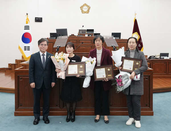 ▲ 제336회 제2차 정례회 제3차 본회의 ‘2024년 4분기 우수공무원’ 시상식.
