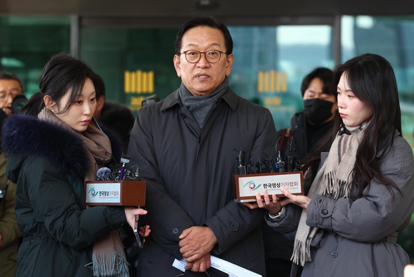 ▲ 12·3 비상계엄 사태와 관련해 탄핵심판을 받게 된 윤석열 대통령의 변호인단 구성에 참여한 석동현 변호사가 19일 오후 서울 서초구 서울고등검찰청 앞에서 취재진 질문에 답하고 있다. /뉴시스