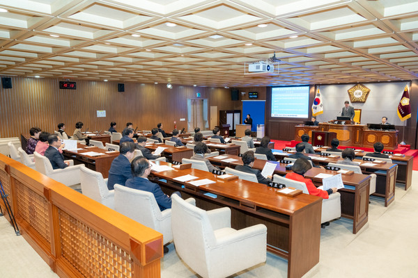 ▲ 강남구의회는 12월 19일 제3차 본회의를 열어 지난 11월 15일부터 35일간 진행된 제323회 제2차 정례회를 폐회하고 2024년도 의사 일정을 마무리했다.