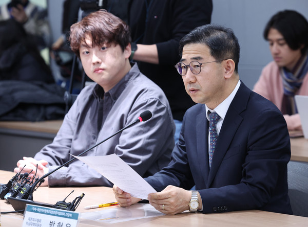 ▲ 박형욱 대한의사협회 비상대책위원장이 지난 19일 오후 서울 용산구 대한의사협회에서 열린 '국회-대한의사협회·대한전공의협의회 간담회'에서 발언을 하고 있다. /뉴시스