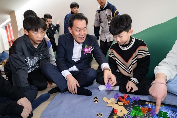 ▲ 이재준 수원특례시장이 효동초등학교 청개구리 연못에서 아이들과 함께하고 있다.