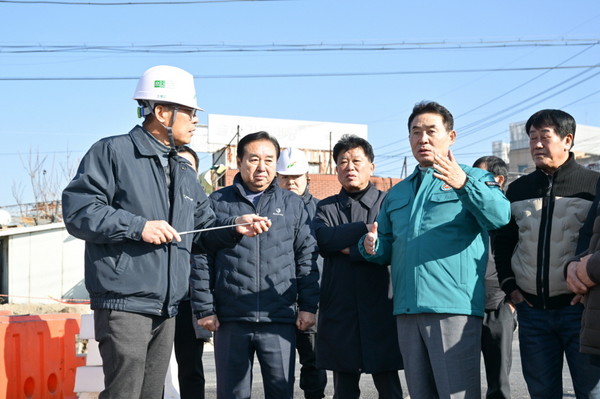▲ 백영현 포천시장이 '하송우~마산 간 도로확포장공사' 임시개통 현장 점검을 실시하고 있다.