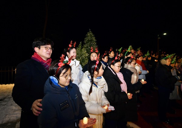 ▲ 김병수 김포시장이 김포시 소년소녀합창단과 함께 점등카운트다운을 하고 있다.