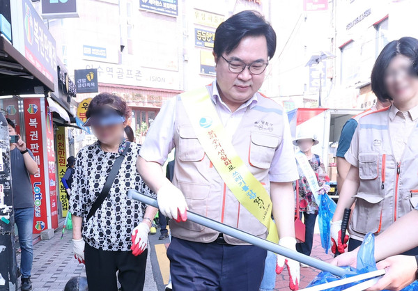 ▲ 박일하 동작구청장이 지난 9월 사당동 인근 골목에서 주민들과 함께 거리 대청소를 실시하고 있다.