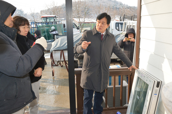 ▲ 박용철 강화군수 대남방송 피해대책 현장 방문 모습.