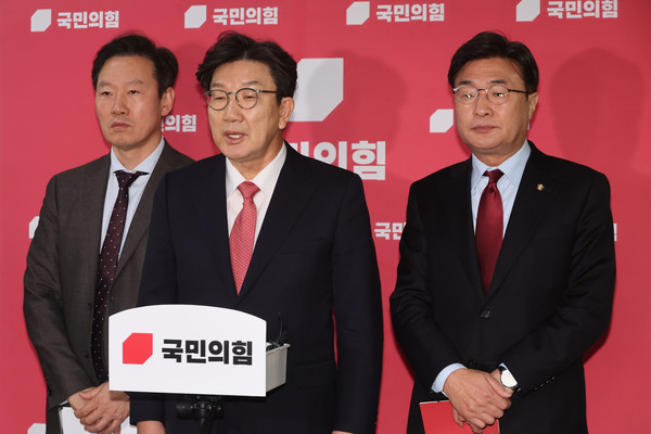 ▲ 권성동 국민의힘 당대표 권한대행 겸 원내대표 현안관련 백브리핑 모습. /뉴시스