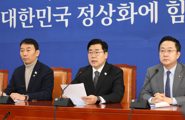 ▲ 박찬대(가운데) 더불어민주당 원내대표가 22일 현안 관련 기자간담회에서 발언하고 있다. /뉴시스